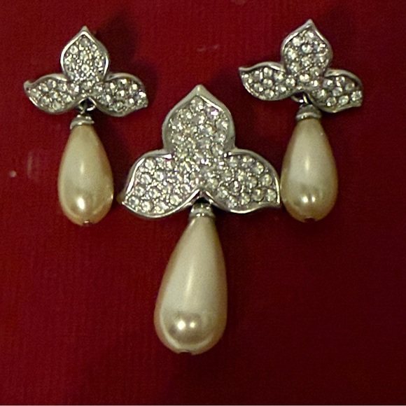 KENNETH JAY LANE KJL EARRINGS & ENHANCER SET SILVERTONE FAUX PEARL RHINESTONE - Picture 3 of 9